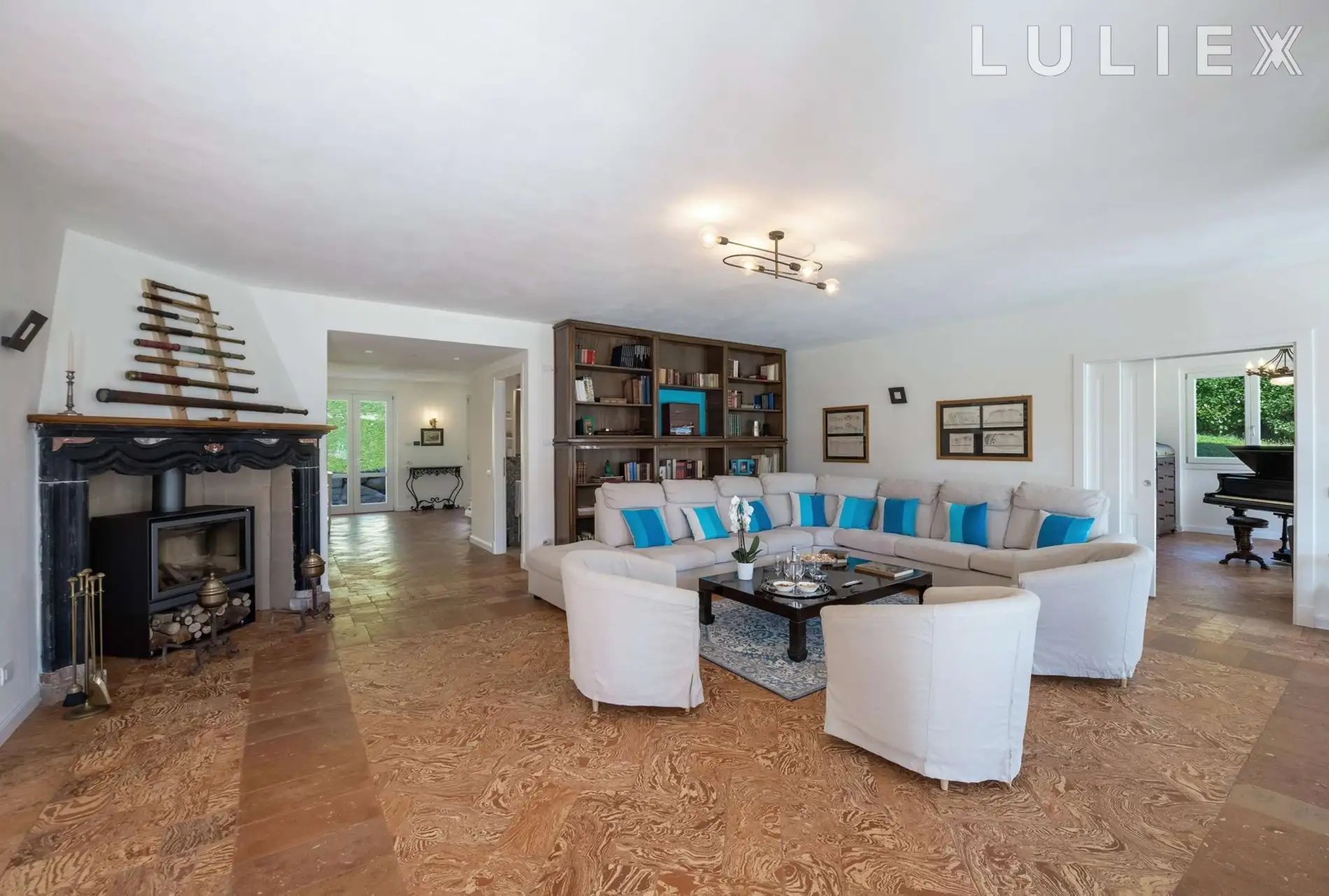 VILLA BOND