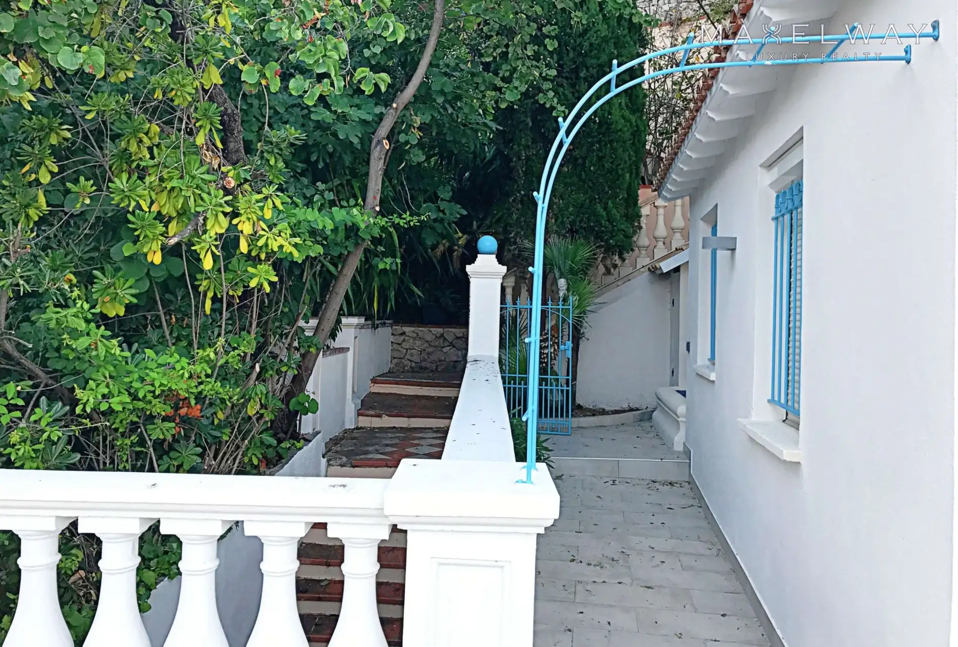 LE PETITE 'BELLEVUE' HOUSE