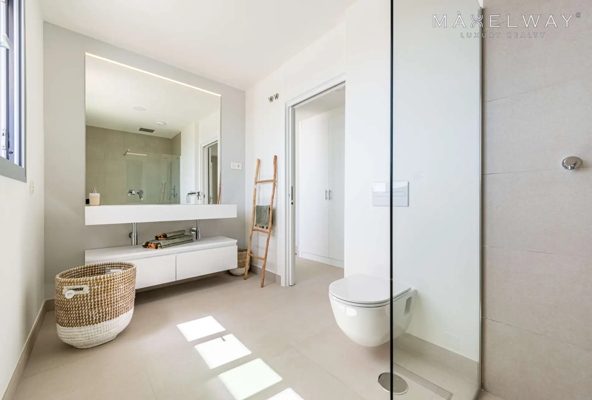 STUNNING FLAT