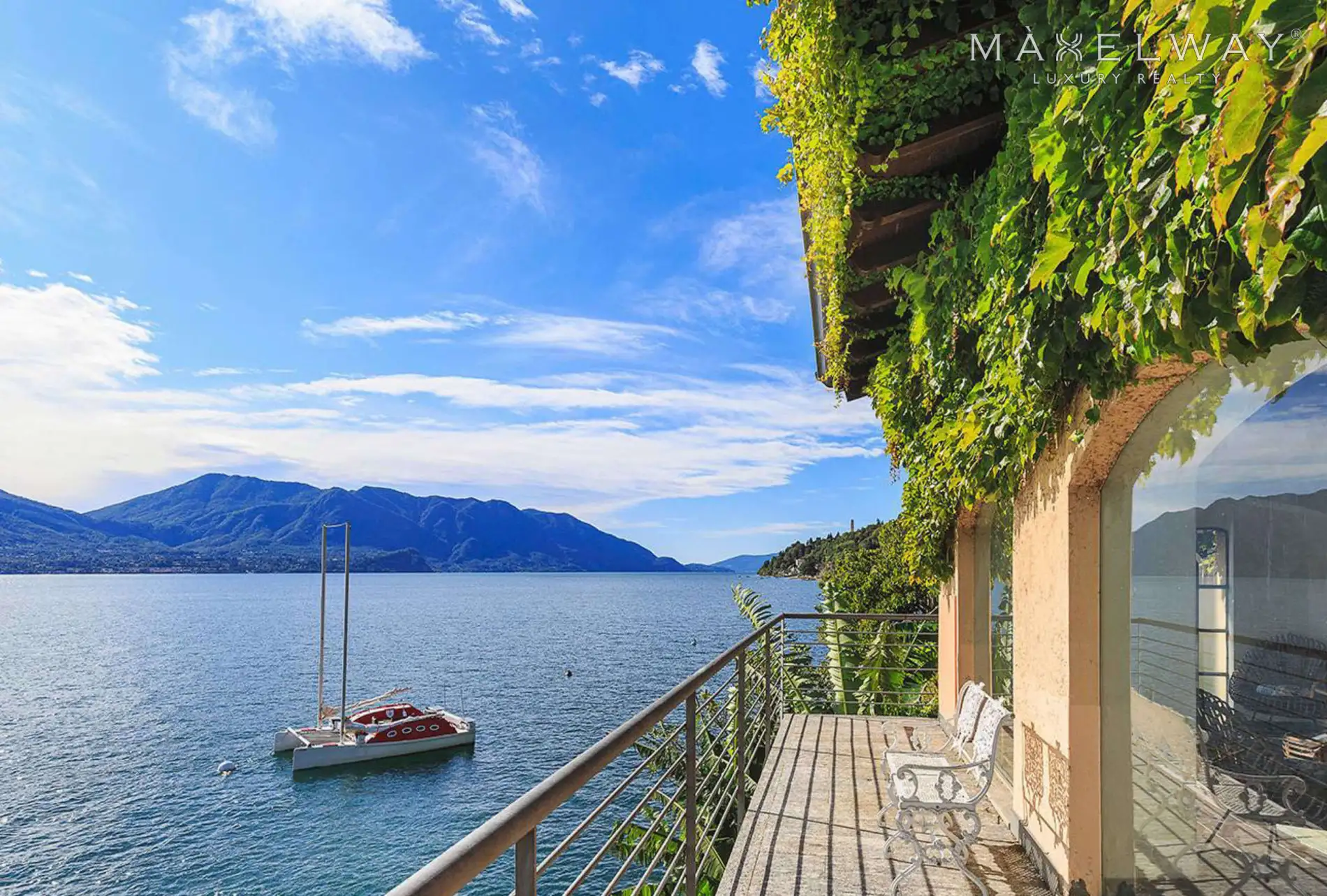 AMAZING LAKE FRONT VILLA