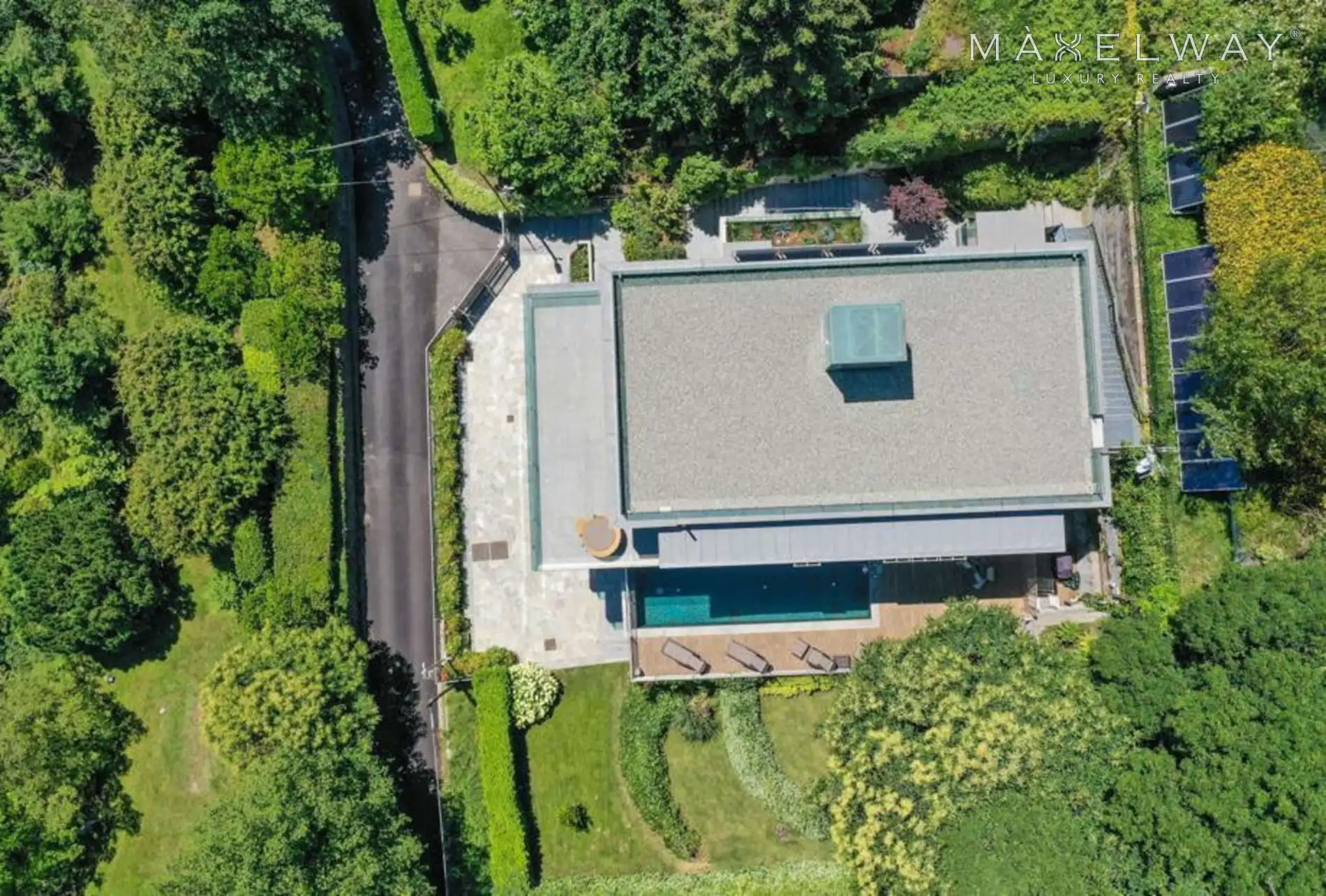 LUXURY LAKE VIEW
