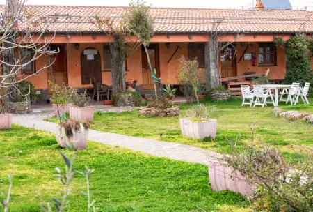 COUNTRY HOUSE