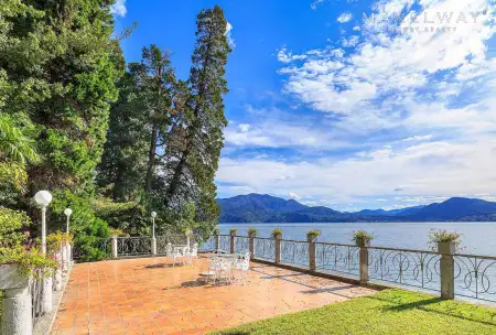 AMAZING LAKE FRONT VILLA