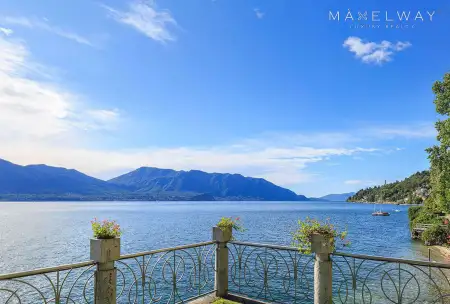 AMAZING LAKE FRONT VILLA