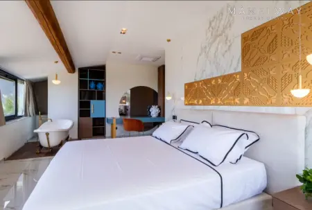 LUXURY VILLA